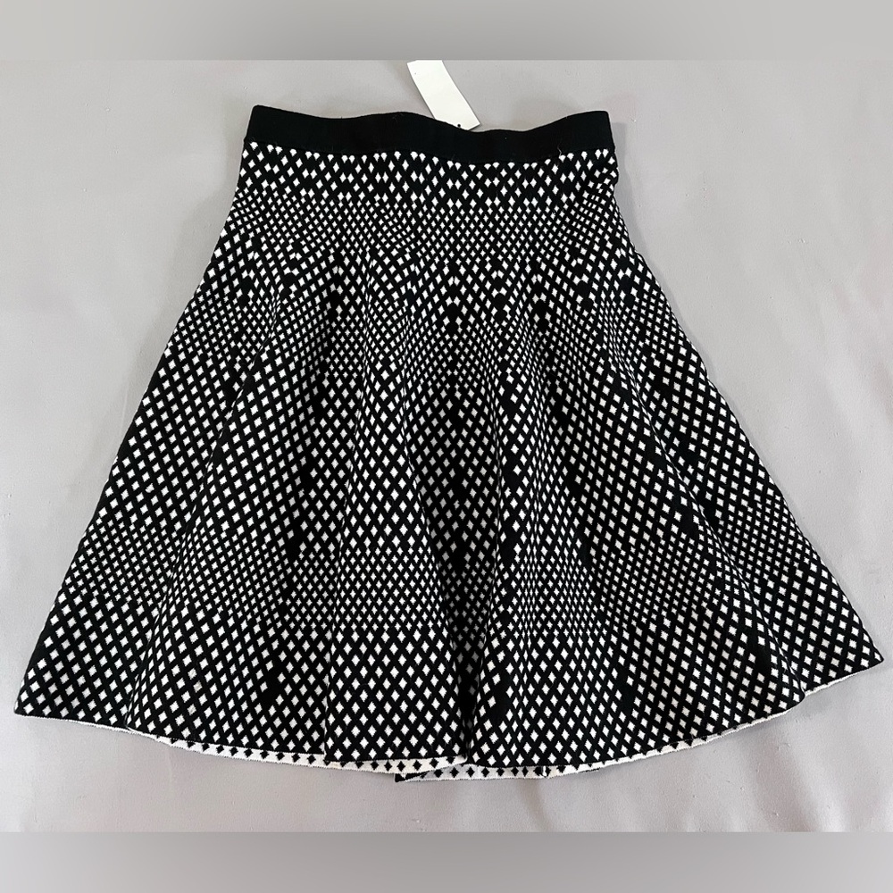 Saks Fifth Avenue Black Label knit skirt, sz Small Flare‎ NWT